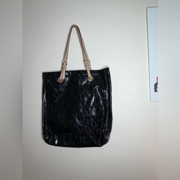 Michael Kors Black Jet Set Pocket Leather Tote Bag - Picture 10 of 11